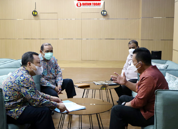 Gubernur Ansar Ahmad saat berbincang dengan Direktur Pembangunan Jembatan